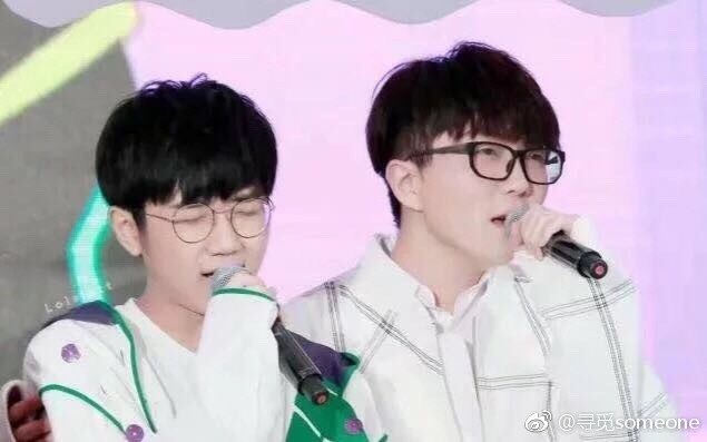 毛不易钟易轩机场舌吻真假？毛不易和钟易轩