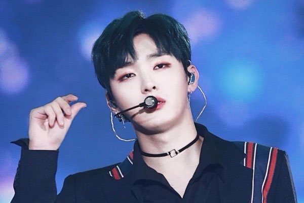 尹智圣在南韩怎么了为何穿错衣服也要被骂