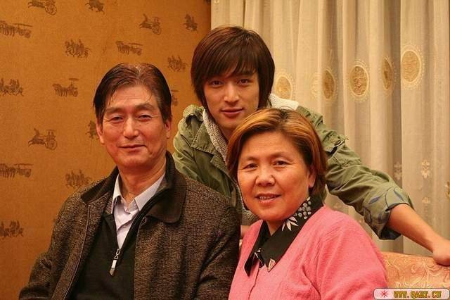 胡歌算是妈宝男呢?胡歌父母离婚了吗?