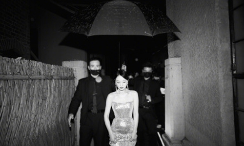 周迅雨夜黑白照氛围感十足