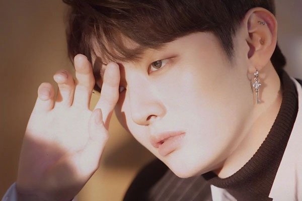 尹智圣在南韩怎么了为何穿错衣服也要被骂