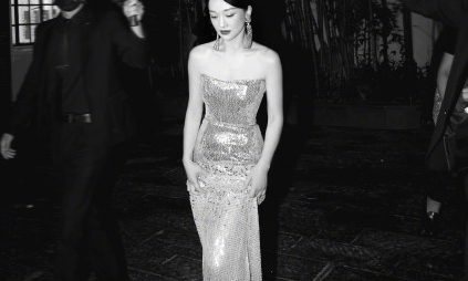 周迅雨夜黑白照氛围感十足