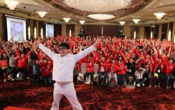 成龙60大寿怎么不请周润发？周润发敢惹成