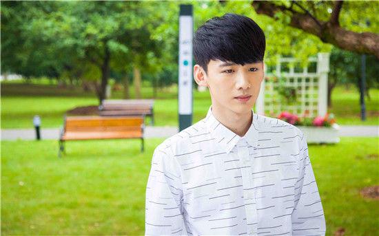 白敬亭为什么叫白二爷、铁哥、白bra？白