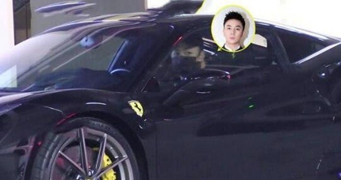 释小龙开豪车聚餐身边美女相伴(释小龙深夜乘豪车赶场畅玩)