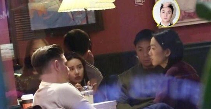 释小龙开豪车聚餐身边美女相伴(释小龙深夜乘豪车赶场畅玩)