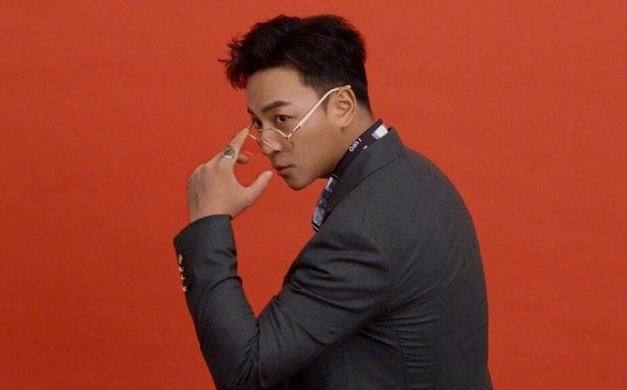 释小龙开豪车聚餐身边美女相伴(释小龙深夜乘豪车赶场畅玩)