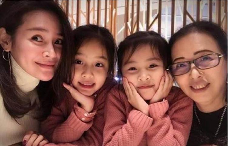 于明加的老公胡俊资料照片(于明加的丈夫胡俊图片)