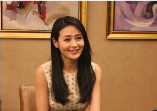 于明加的老公胡俊资料照片(于明加的丈夫胡俊图片)