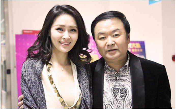 于明加的老公胡俊资料照片(于明加的丈夫胡俊图片)