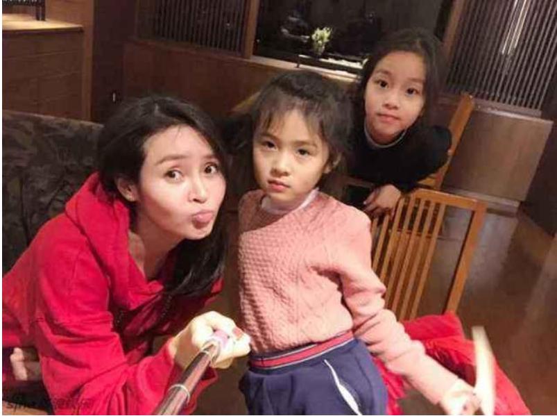 于明加的老公胡俊资料照片(于明加的丈夫胡俊图片)