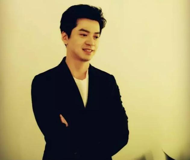 这些年歌手李健的长相变化图(歌手李健近照)