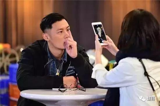 余文乐大小眼睛怎么回事是假的吗？余文乐为