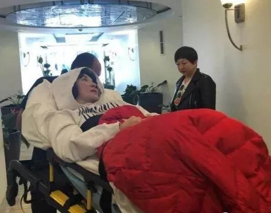 陈红瘫痪最新照片(歌手陈红瘫痪了吗)