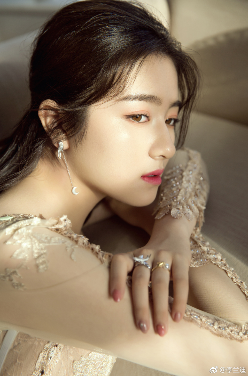 李兰迪为什么叫瞳孔女神？李兰迪手臂上是胎