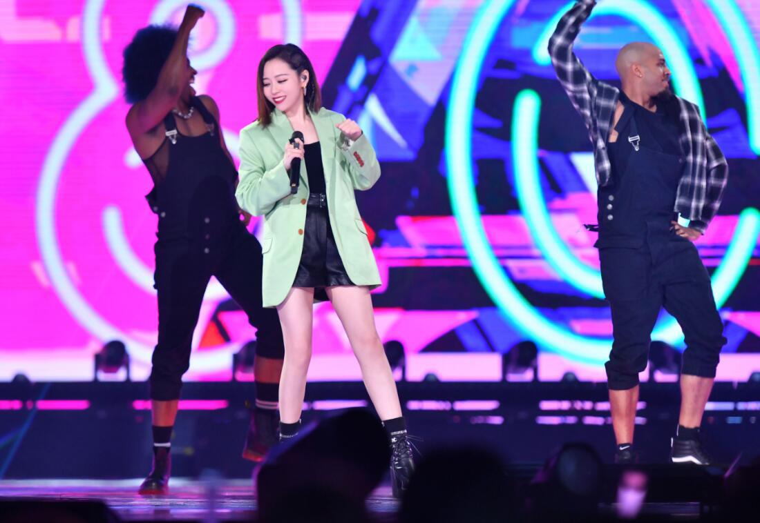 张靓颖失聪右耳失聪是怎么回事？张靓颖为什