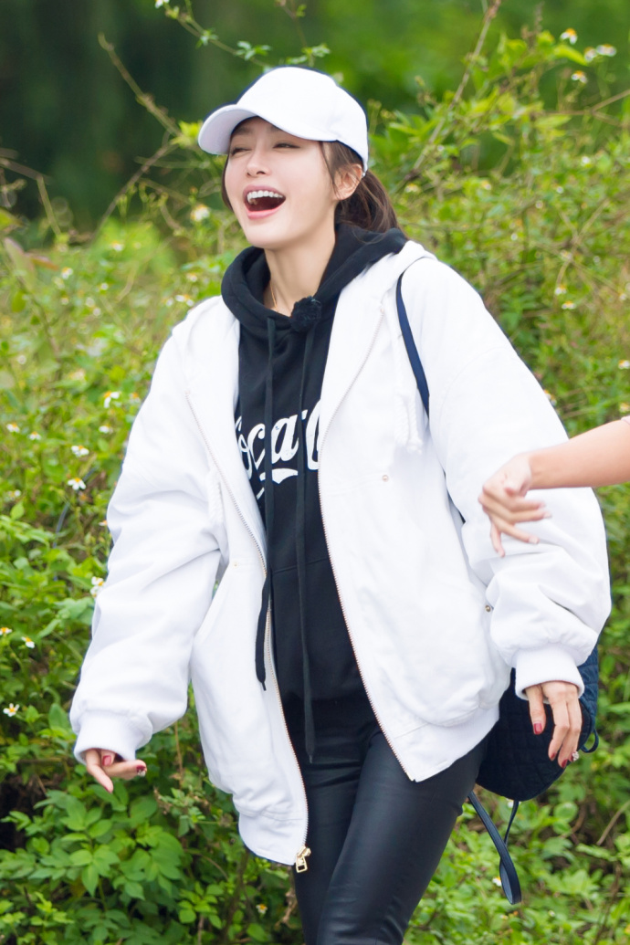 秦岚为什么叫山风大哥、小玉?秦岚让助理跪 秦岚为什么叫山风大哥、小玉?秦岚让助理跪