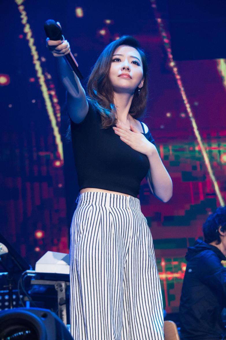 张靓颖失聪右耳失聪是怎么回事？张靓颖为什