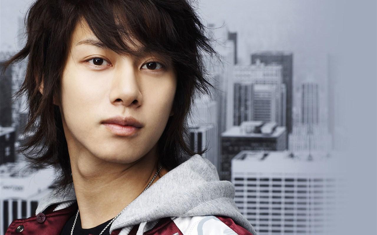 金希澈为什么叫亲哥、希峰？金希澈车祸后留