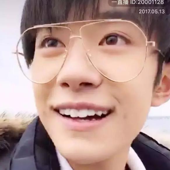 易烊千玺单眼皮变双眼皮是整容的吗？他的牙