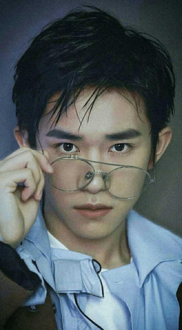 易烊千玺单眼皮变双眼皮是整容的吗？他的牙