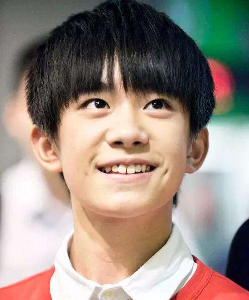 易烊千玺单眼皮变双眼皮是整容的吗？他的牙