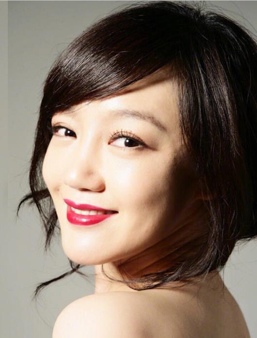 薛佳凝为什么驼背她皈依佛门了吗?薛佳凝和