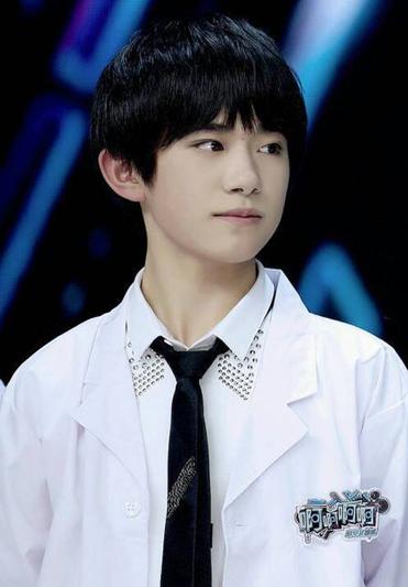 易烊千玺单眼皮变双眼皮是整容的吗?他的牙