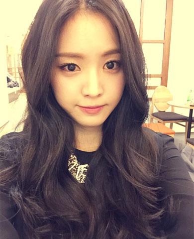 孙娜恩为什么脸怪怪的整容了吗?孙娜恩的腰