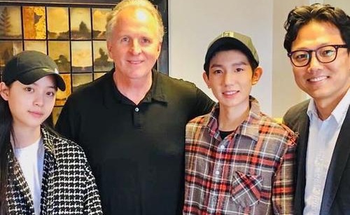 王源欧阳娜娜同框与伯克利校长合影(王源是伯克利校草吗)