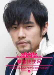 周杰伦的胡子是天然的还是种植的？周杰伦留(周杰伦为什么喜欢留胡子)