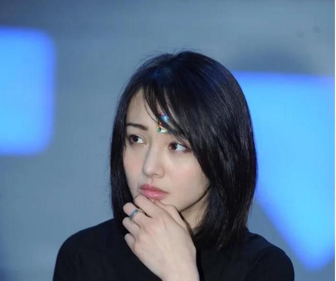 郑爽额头怎么回事贴的创可贴吗?郑爽抽烟真