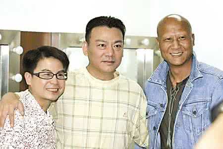 王群是怎么死的？王群的两任妻子照片站<m(王群的照片女的)