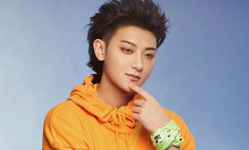 黄子韬恋情疑似曝光亲密聚餐(黄子韬官宣恋情)