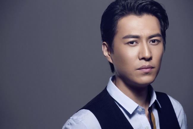 靳东走路是不是有问题瘸腿吗？靳东是驼背真