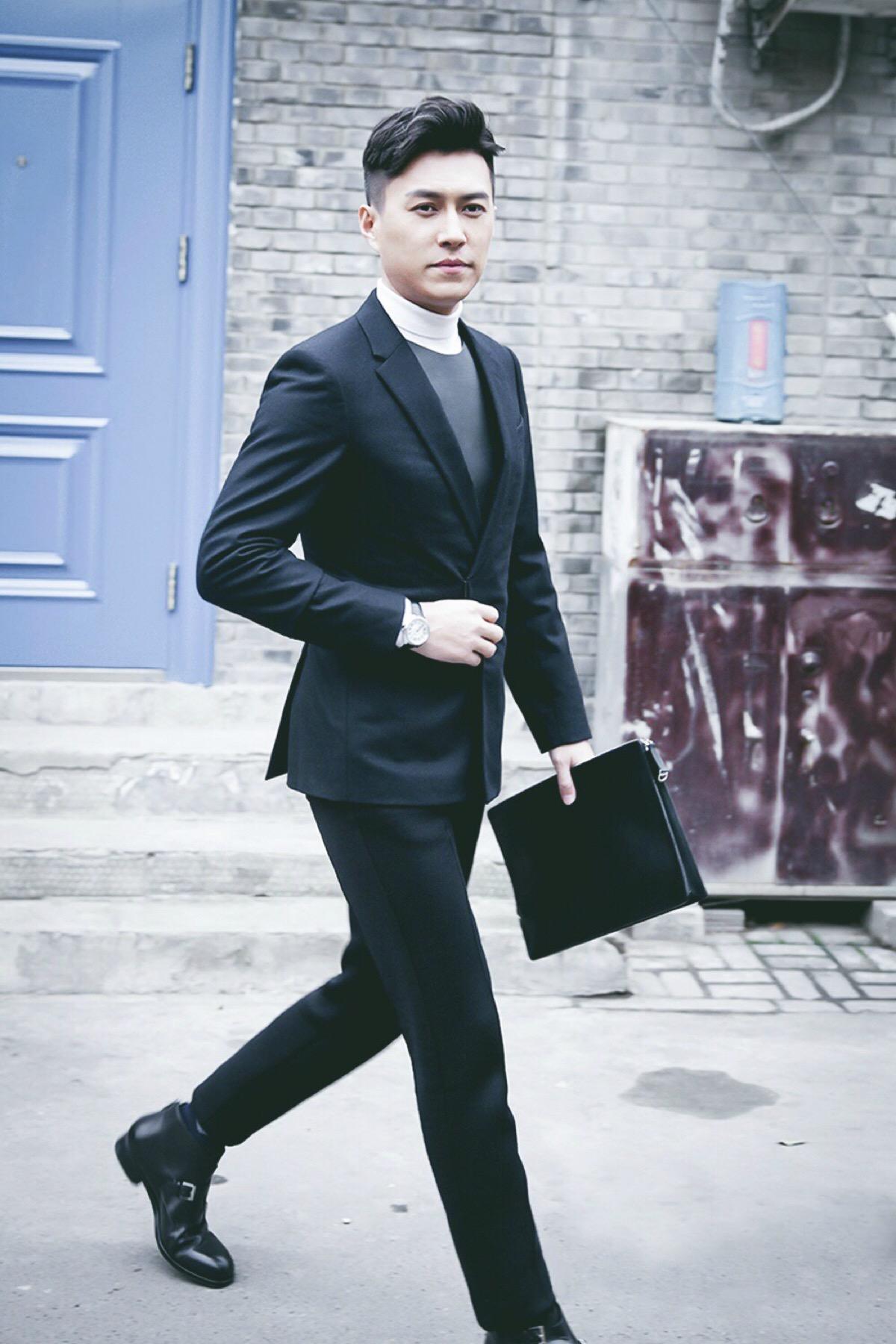 靳东走路是不是有问题瘸腿吗？靳东是驼背真