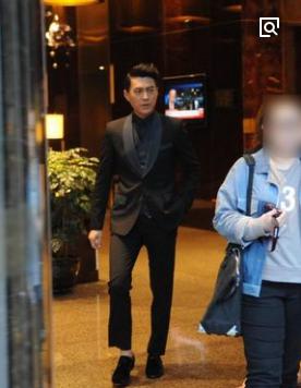 靳东走路是不是有问题瘸腿吗？靳东是驼背真