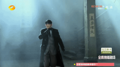 靳东走路是不是有问题瘸腿吗？靳东是驼背真