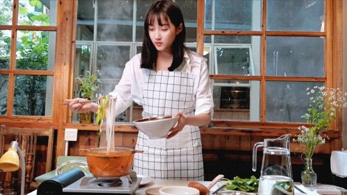 关晓彤分享自制改良版螺蛳粉喜提热搜