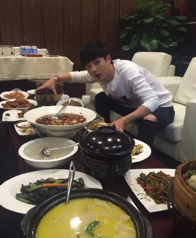 刘昊然私下抽烟图片(刘昊然抽不抽烟) 刘昊然私下抽烟图片(刘昊然抽不抽烟)