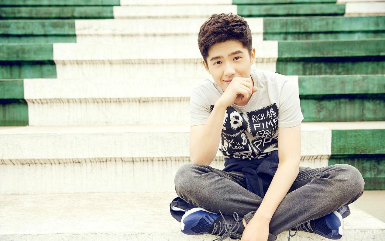 刘昊然私下抽烟图片(刘昊然抽不抽烟)