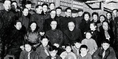 那英父亲与溥仪什么关系一起合影曝光?那英(溥仪的父母亲是谁) 那英父亲与溥仪什么关系一起合影曝光?那英(溥仪的父母亲是谁)