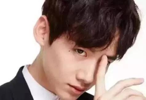 泪痣的正确位置图片(泪痣的正确位置图片女生)