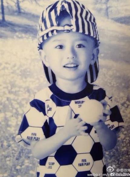 蔡徐坤出道前的照片曝光(蔡徐坤为出道前照片)