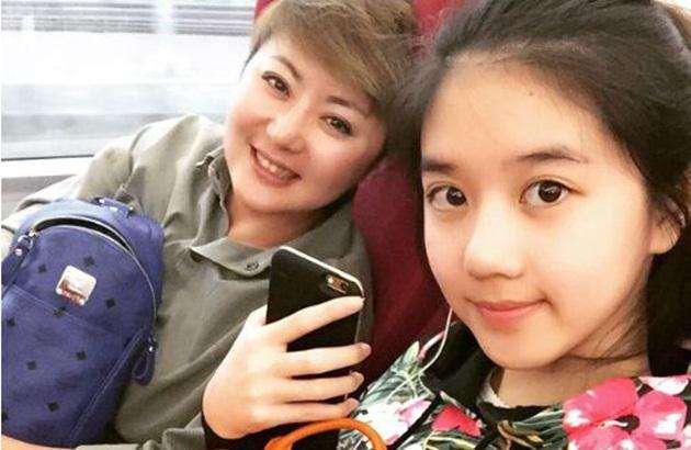 李凯馨素颜好丑照片(李凯馨整容前后照片)