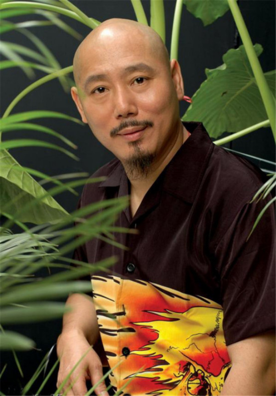 李成儒为什么这么有钱？李成儒的两任妻子照(李成儒为啥那么有钱)