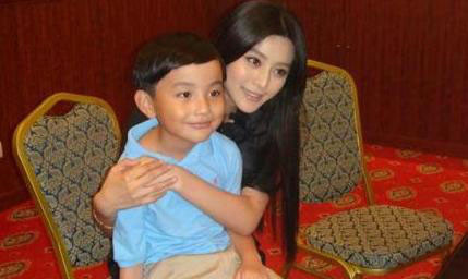 范丞丞为什么比范冰冰小那么多？范丞丞会走(范丞丞范丞丞和范冰冰什么关系)