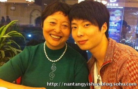 李成儒为什么这么有钱?李成儒的两任妻子照(李成儒为啥那么有钱) 李成儒为什么这么有钱?李成儒的两任妻子照(李成儒为啥那么有钱)