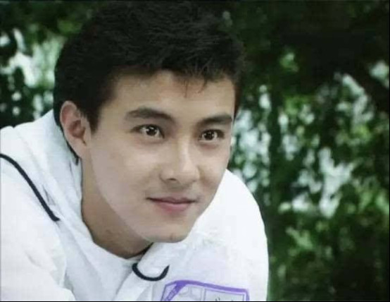 张卫健能长头发吗是不是秃了？张卫健无生育