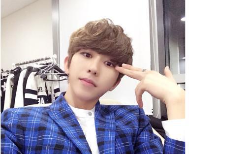 蔡徐坤为什么要吃药?蔡徐坤的手是对什么东 蔡徐坤为什么要吃药?蔡徐坤的手是对什么东